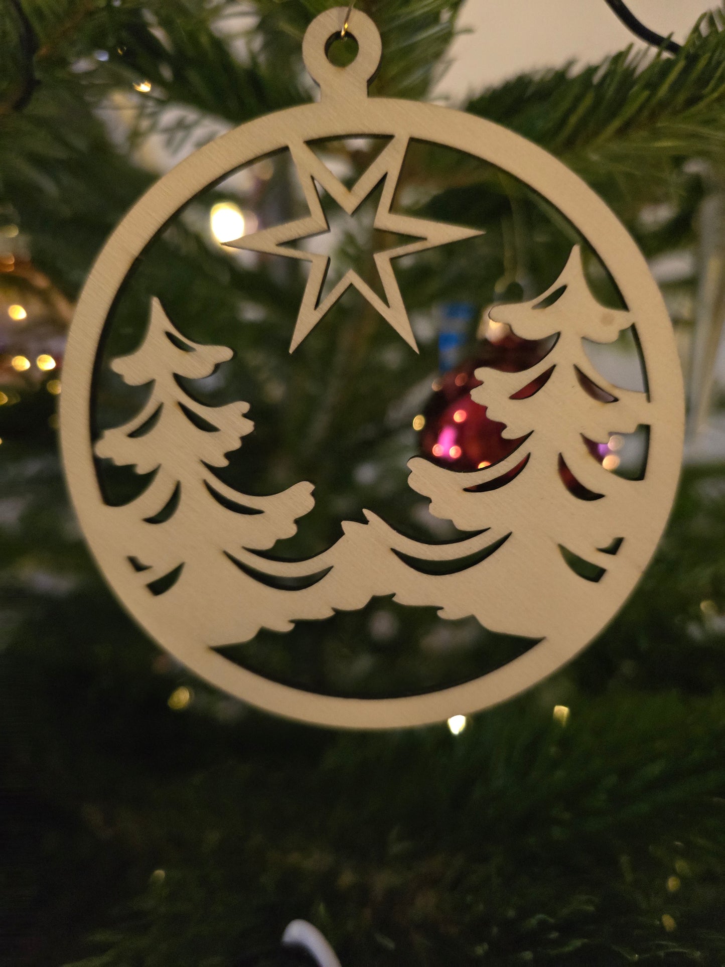 Weihnachtliche Holzkugel – Festliche Dekoration 🎄⭐