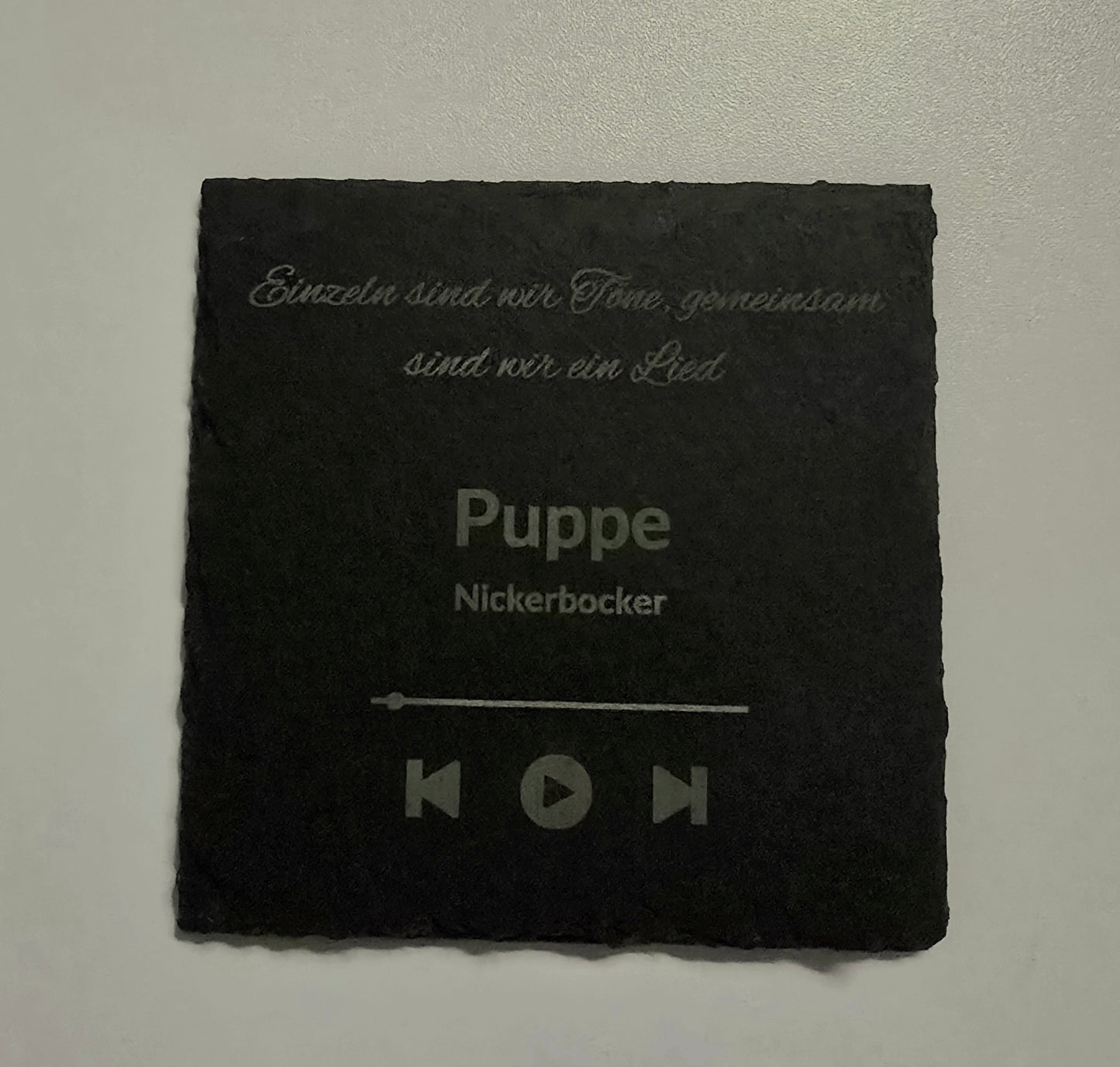 Schieferuntersetzer „Musiktitel“ – Dein Lieblingssong als stilvolle Gravur 🎶🖤