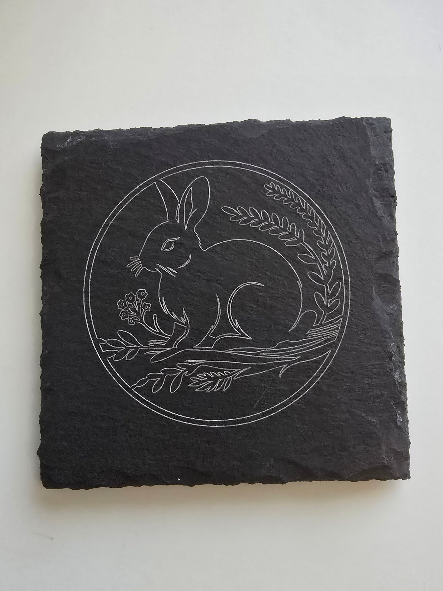 Schieferuntersetzer mit Osterhasen-Gravur – Natürliche Osterdeko 🐰✨